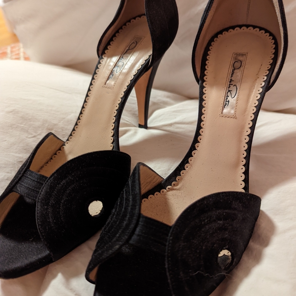 OSCAR DE LA RENTA Black Open Toe Pumps. 40.5EU/9.5US